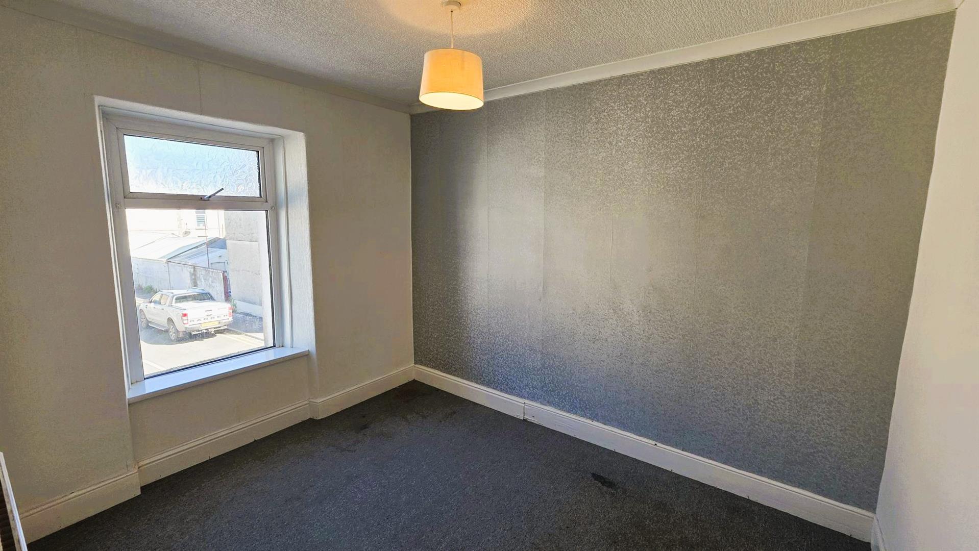 Swansea Road, Llanelli, SA15 3BJ